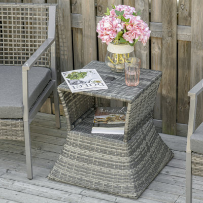 Table d'appoint en osier de rotin avec trou pour parasol, tablette de rangement à 2 niveaux pour tous les temps