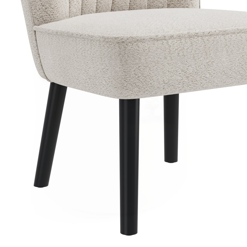 Chaise compacte chic et confortable pour les espaces élégants