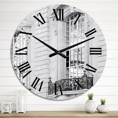 Vieux bâtiment en pierre noir et blanc à Londres - horloge murale coloniale
