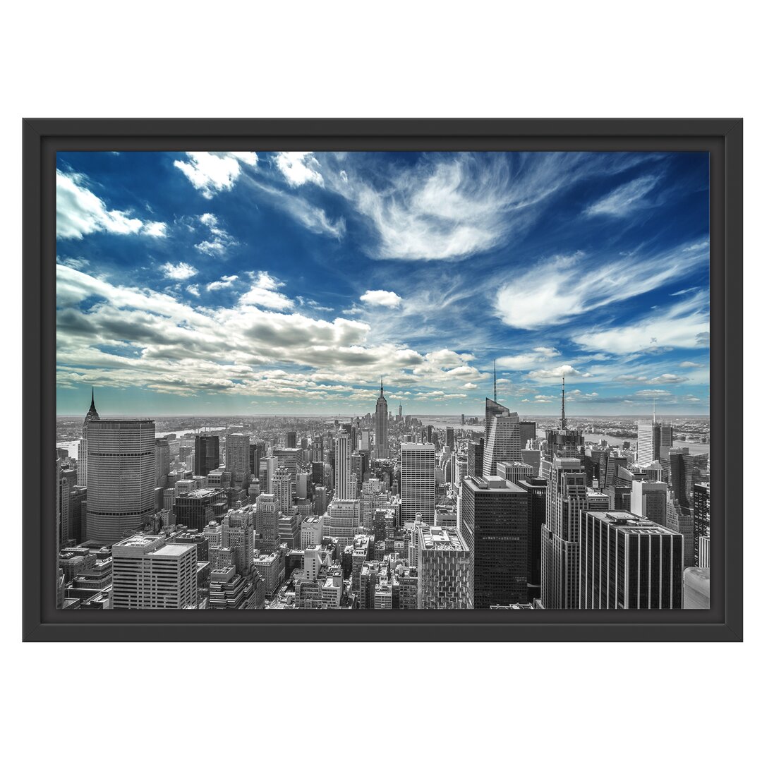 Gerahmtes Wandbild New York unter bewölktem Himmel