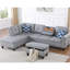 Canapé d'angle moderne en similicuir gris avec 3 sièges, dossier rembourré, garniture cloutée, 2 coussins décoratifs, porte-gobelet, rangement intégré et coussin porte-gobelet.