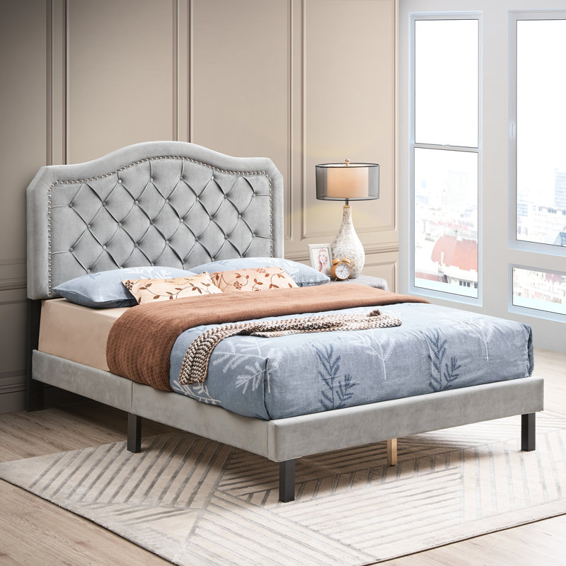 Grand lit avec tête de lit en velours gris, base en lattes de bois, lit tapissier à étapes de montage simples, caractéristique du design, soutien solide, sans effort