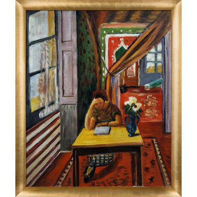 La Pastiche Reader, penchant son coude sur la table