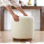 Pouf moderne avec pieds en bois, couleur crème, 16,9 po x 16,5 po | Housse 100% coton, 35 éponges orthopédiques pour plus de confort | Idéal pour les décorations glamour, scandinaves et d'hôtel, option de sièges polyvalents-467045743