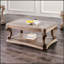 Table basse de style traditionnel avec pieds sculptés en volutes et tablette inférieure ouverte, finition chêne pour salons élégants