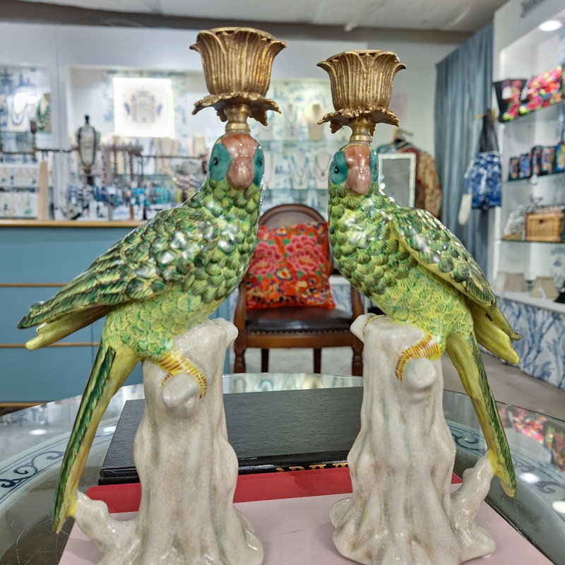 Paire de bougeoirs en porcelaine vert perroquet avec bronze doré
