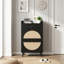 Armoire de rangement à chaussures en rotin avec portes sculptées, pieds en bois de pin, conception ventilée et tablette de rangement supérieure