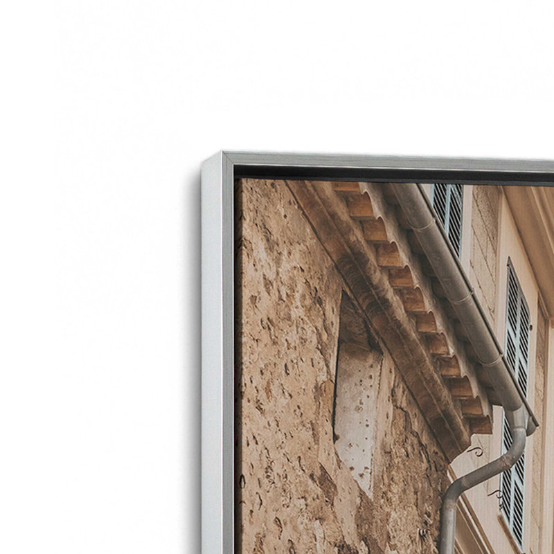 Impression sur toile Mountain Village Passage, Cadre flottant en chrome poli, H 36,75 po x l 24,75 po x P 1,75 po
