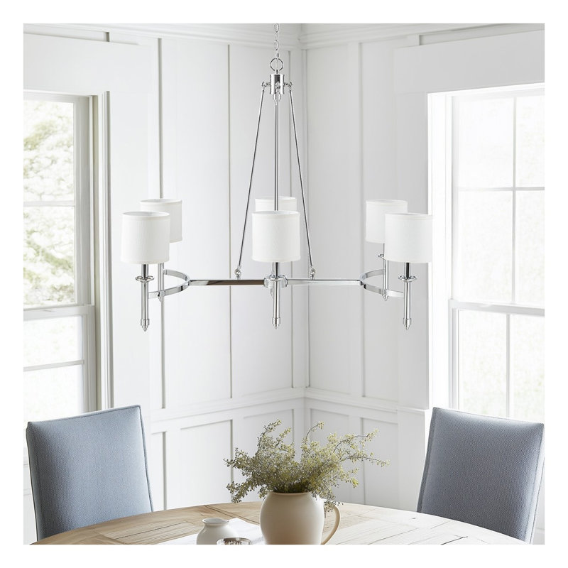 Lustre chromé à 6 lumières de la collection Bedford, avec abat-jour cylindriques en tissu blanc et chaîne ajustable