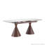 Table de salle à manger extensible à plateau en pierre: plateau de table en marbre blanc avec pieds en métal de couleur noyer. Une table de salle à manger rectangulaire d'inspiration moderne et luxueuse pour la maison, pouvant accueillir de 4 à 8 personnes.-129390097