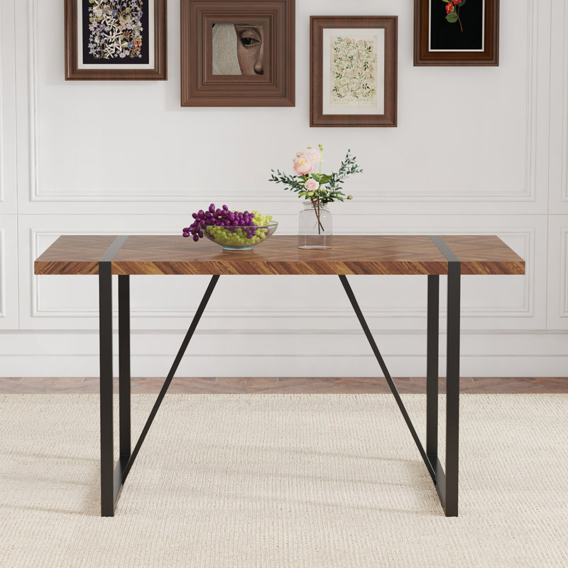 Une table de salle à manger rectangulaire rétro minimaliste avec un dessus spécialement texturé et des pieds en métal. Plateau de table contemporain en bois aggloméré minimaliste en bois foncé texturé. Capable de donner aux gens une beauté visue