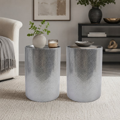 Table d'appoint minimaliste en métal argenté au look épuré et épuré; Idéal pour ranger de petits objets et convient aux salons, aux chambres à coucher et à d'autres décors.