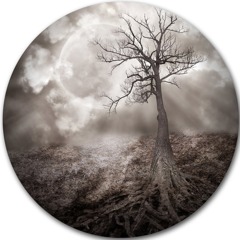 « satree holding the moon », impression sur métal, H 38 po x l 38 po x P 1 po