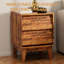 Table de chevet de style rétro avec 2 pieds et fabrication en bois massif, brun pour paire de chambre à coucher, matériau, poignées de tiroir cachées, pièce fonctionnelle-189381782