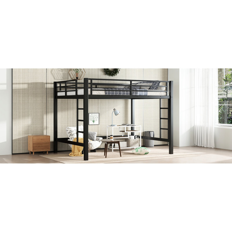 Grand lit mezzanine en métal noir avec garde-corps, double accès latéral et utilisation efficace de l'espace dans la construction de décor de chambre à coucher, échelles, convient pour un dortoir