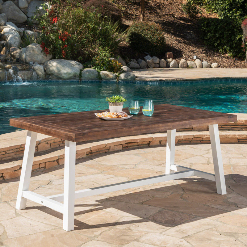 Table de salle à manger d'extérieur en bois d'acacia avec structure en métal blanc rustique