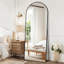 Miroir surdimensionné arqué en métal surdimensionné-570231696-570093160