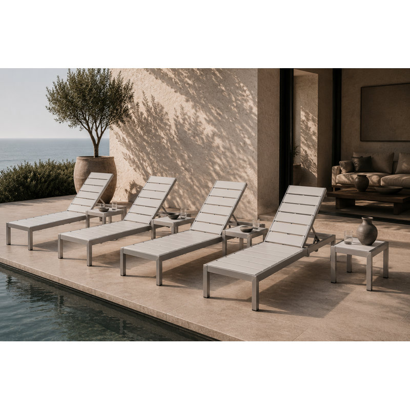 Ensemble de chaises longues inclinables d'extérieur 76 po 8 pièces Aynura - 4 chaises longues en aluminium avec 4 tables d'appoint assorties, 5 positions réglables et roues cachées - Blanc brossé