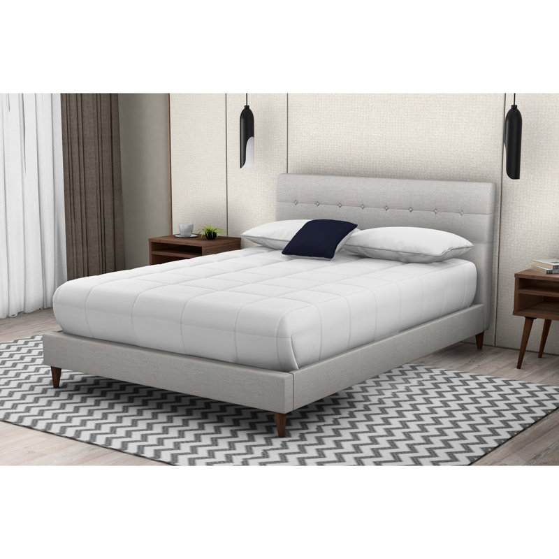 Très grand lit tapissier très grand avec 2 tables de chevet, couleur pierre, 100%, rails et supports de table de chevet au fini noyer, charme beige, bordures à tablettes, literie