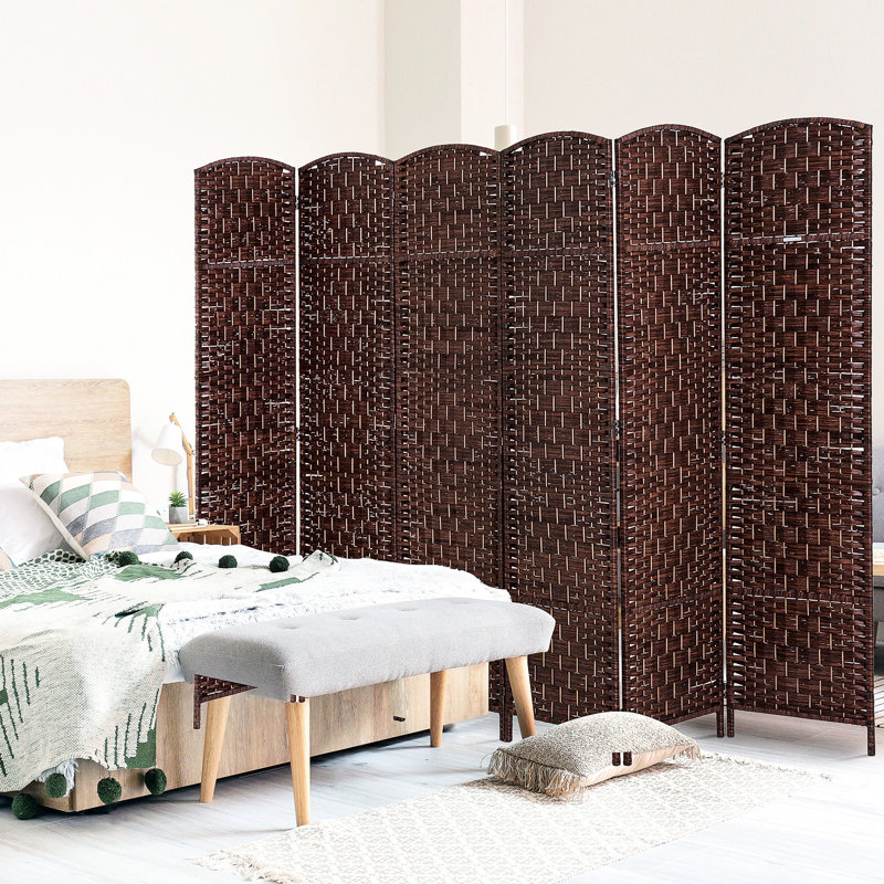 Écran d'intimité de 6 pi avec panneaux de tissage. Conception à charnière pratique pour les directions réglables, clôture brune portable et pliable facile à déplacer. Ajoute une touche de style aux espaces extérieurs