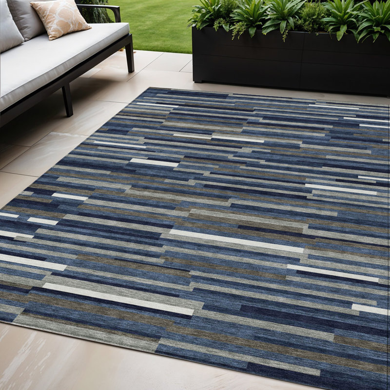 Tapis extérieur lavable rayé bleu marine, gris et ivoire 5 pi x 8 pi