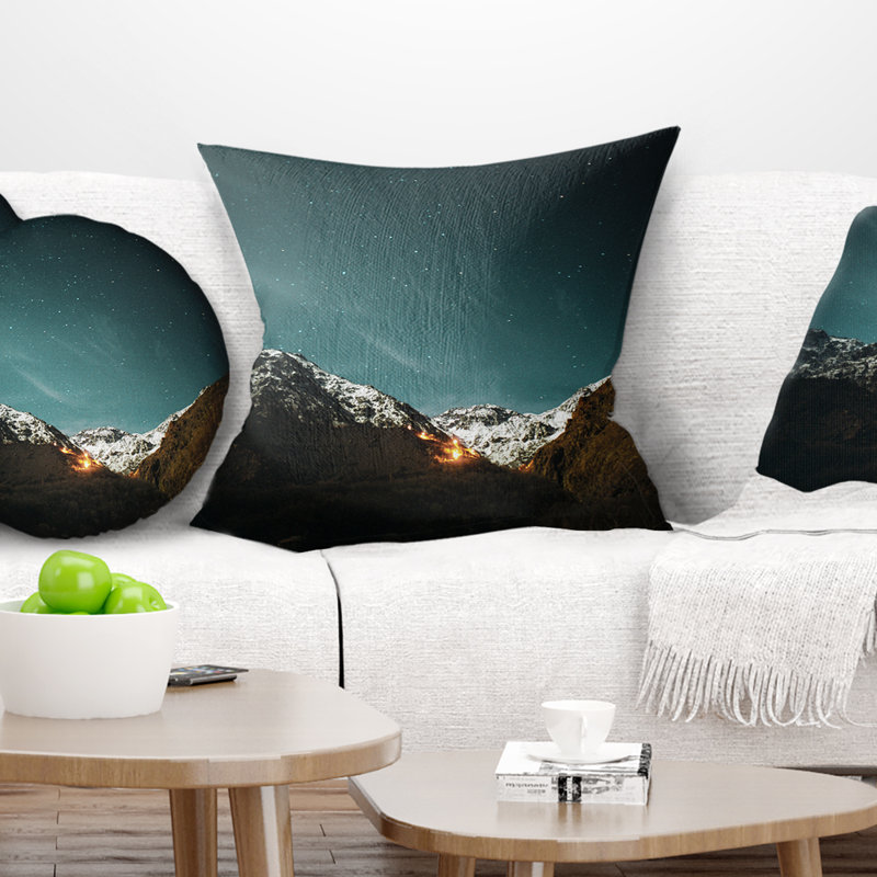 Coussin Printed Fire in Rugged Mountains, 16 po x 16 po, Coussin décoratif