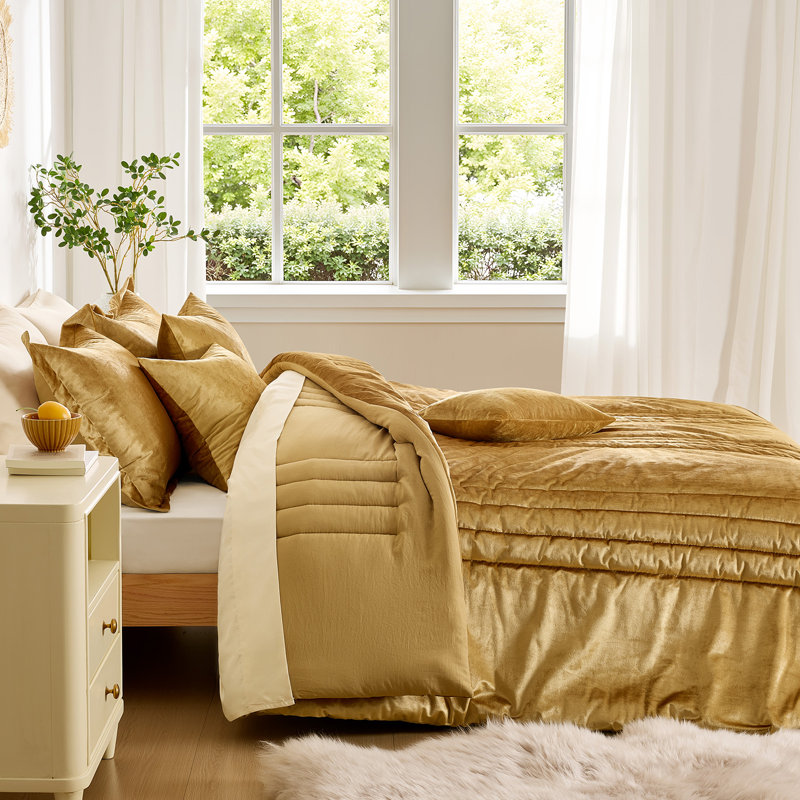 Luxury Velvet Bedding Comforter Sets 3 Pieces. Lightweight fluffy and soft velvet comforter set, Queen, Gold
