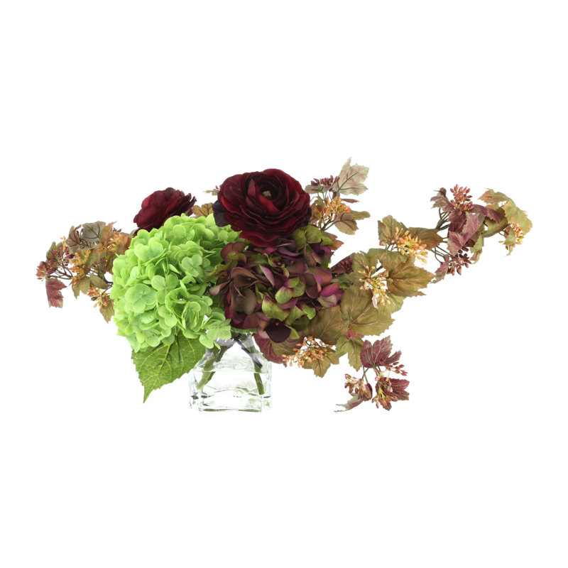 Hortensia et renoncule dans un vase en verre