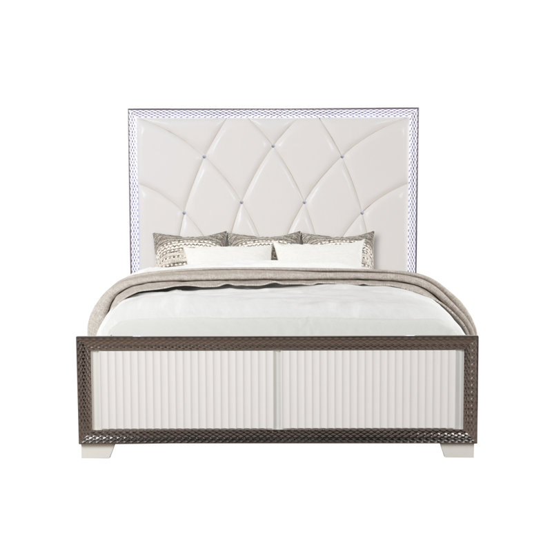 Grand lit capitonné de style contemporain Fabio fabriqué avec des accents latéraux en forme de losange, un éclairage à DEL et du bois au fini blanc (NJ INVENTory)