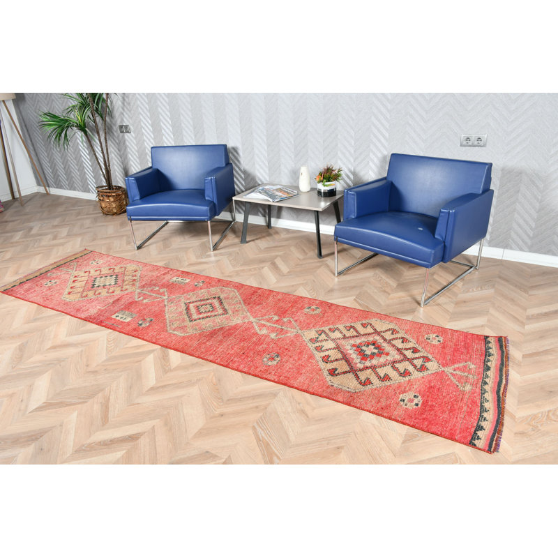 Tapis de couloir turc rétro tissé à la main dans un motif géométrique rouge ajoutant une touche unique à votre décor de salon