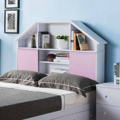 Tête de lit bibliothèque pleine grandeur avec rangement ouvert et fermé, deux portes coulissantes roses, sept tablettes, portes autoportantes à structure stable au fini blanc sur roulettes, pour un look moderne