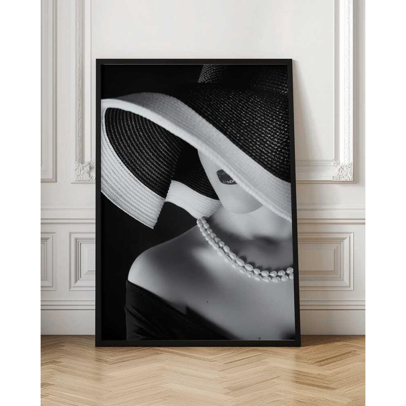 Portrait noir et blanc, visage féminin élégant (plusieurs tailles), H 32 po x l 24 po, Impression encadrée sans passe-partout