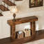 Console de 63 pouces de style maison de campagne avec design curviligne pour le couloir, le salon et derrière le canapé.