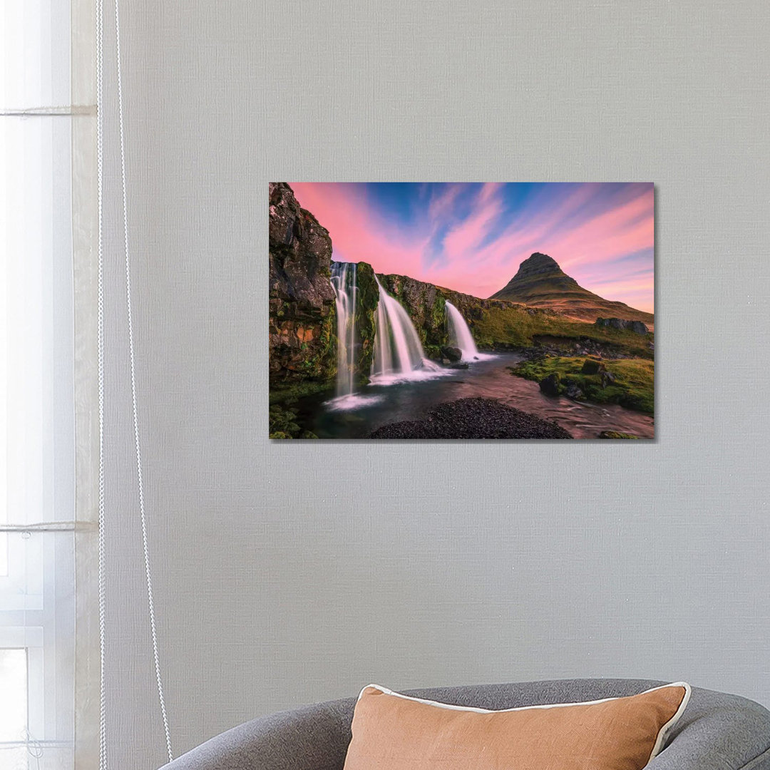 Island, Kirkjufellsfoss. Wasserfall bei Sonnenaufgang. von Jaynes Gallery - Gallery-Wrapped Canvas Giclée on Canvas