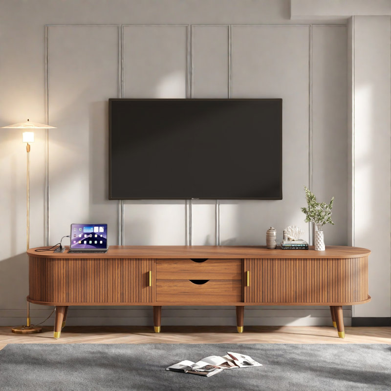 [Vidéo d'assemblage] Meuble télé ovale en bois cannelé avec station de charge pour téléviseur de 80 po ou moins, console multimédia de style Mid-Century avec porte tambour coulissante, meuble télé de campagne avec poignée dorée pour le salon, noyer