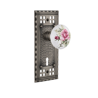 Assiette artisanale avec trou de serrure décoratif et bouton de porte en porcelaine blanche