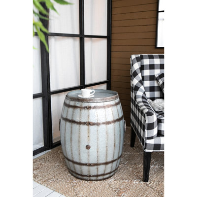 Table d'appoint rustique en forme de tambour, gris galvanisé, 57 x 57 x 66 cm, couvercle amovible avec plateau de rangement, donne du cachet à une décoration shabby chic. Fabriquée en fer avec des accents gris, elle est à la fois pratique et élégante.