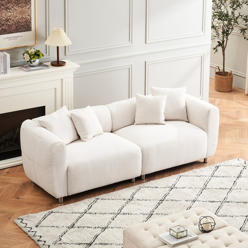 Canapé de 226 cm (89 po) avec structure en bois massif, 4 coussins et pieds en métal - Blanc, assise profonde et spacieuse, pieds confortables de 226 cm (89 po), coussins pour l'espace de réception