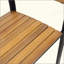 Élégantes chaises de salle à manger d'extérieur en bois et en métal avec un design durable en lattes d'acacia pour un décor de patio moderne