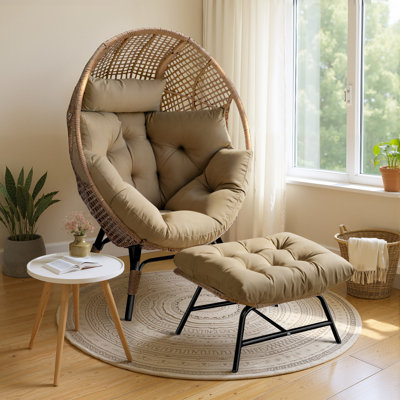 Fauteuil intérieur / extérieur en osier avec repose-pieds et coussins