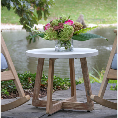 Table d'appoint d'extérieur en eucalyptus massif avec plateau en béton Mahi