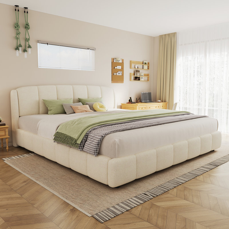  Lit plateforme tapissier très grand avec tête de lit courbée et structure arrondie douce, beige