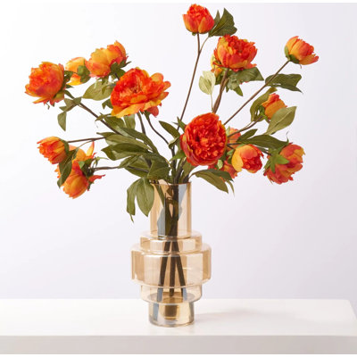 Grandes fleurs de pivoines d'automne réalistes dans un ton d'ambre moderne