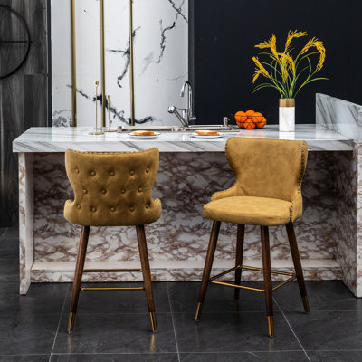 Tabouret de comptoir jaune de style Mid-Century moderne à 2 boutons, revêtement en tissu, garniture cloutée, paire de pieds en bois massif, siège incurvé, repose-pieds en métal