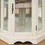 Élégante commode d'angle en blanc avec portes en verre, étagères réglables et éclairage intégré pour le salon Vitrine avec armoire de rangement éclairée et tablettes, quatre charnières amovibles