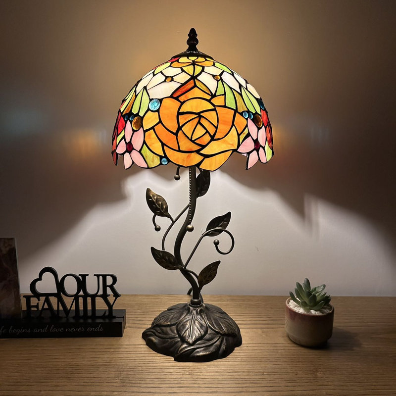 Lampe de table Haydee Tiffany en verre teinté avec fleurs roses et ampoule DEL en fer et feuilles en métal l 10 po x P 10 po x H 20 po