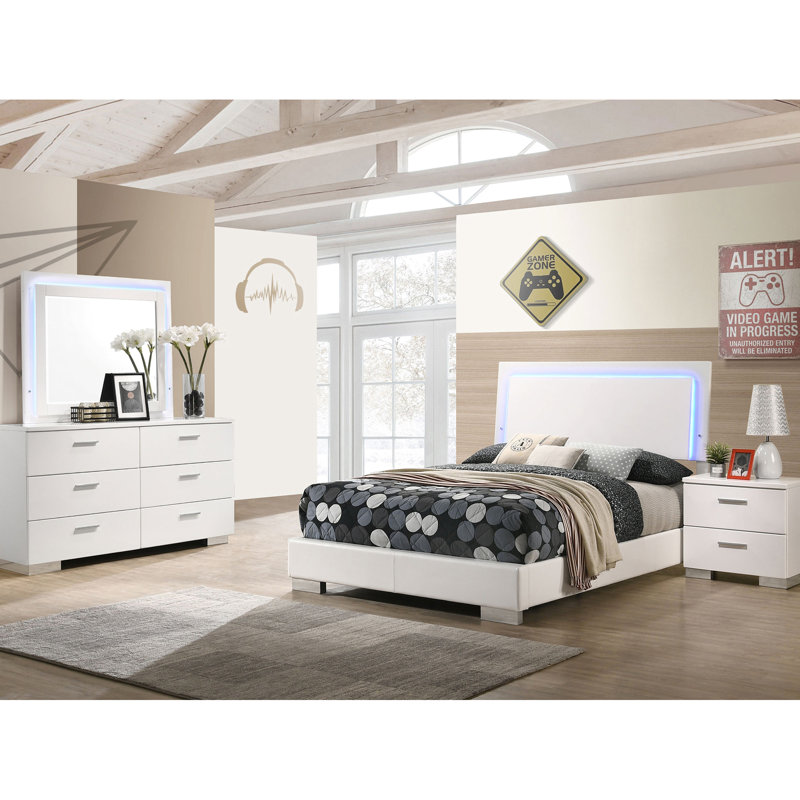 4 chambres doubles avec finition blanche ultrabrillante, lit à DEL et table de chevet au design fonctionnel avec quincaillerie de commode