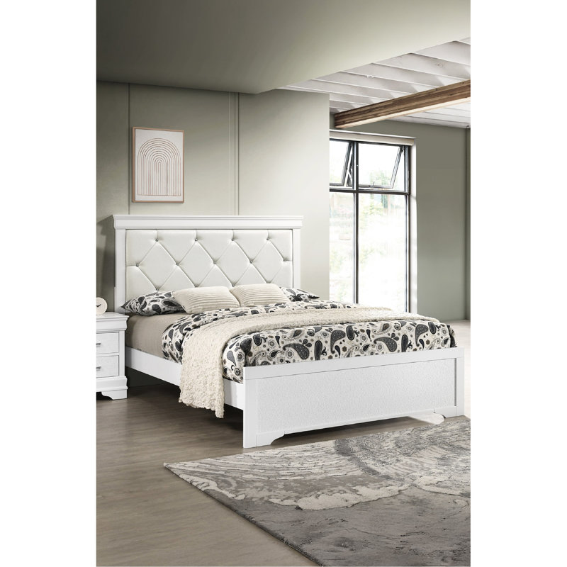 Très grand lit à panneau avec finition texturée et tête de lit tapissier capitonnée en blanc pour une structure de chambre à coucher élégante