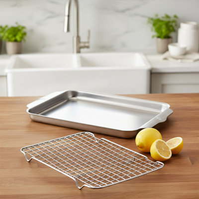 Plat de cuisson en acier inoxydable à trois couches à noyau en aluminium, conduction de chaleur uniforme et efficace, surface intérieure brossée et surface extérieure polie présentant une esthétique minimaliste.