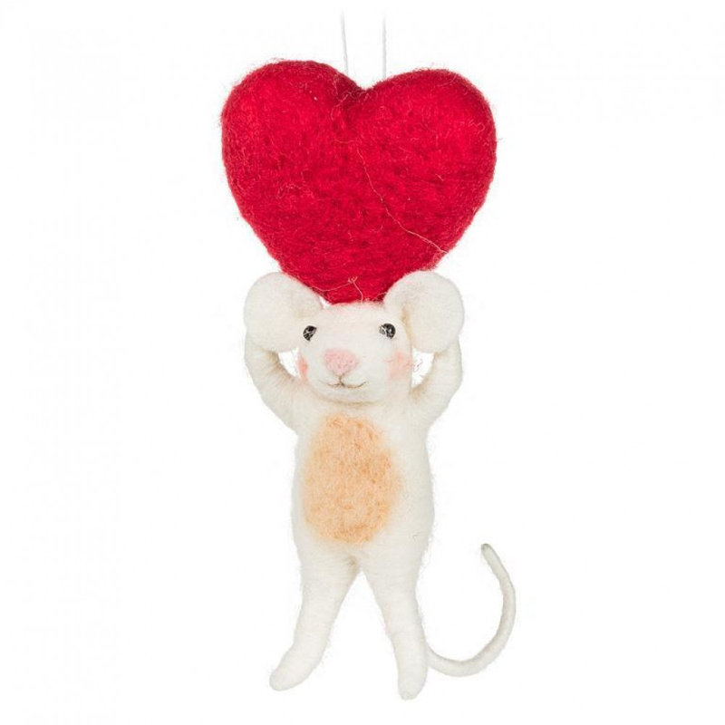 Souris tenant un ornement en forme de cœur rouge
